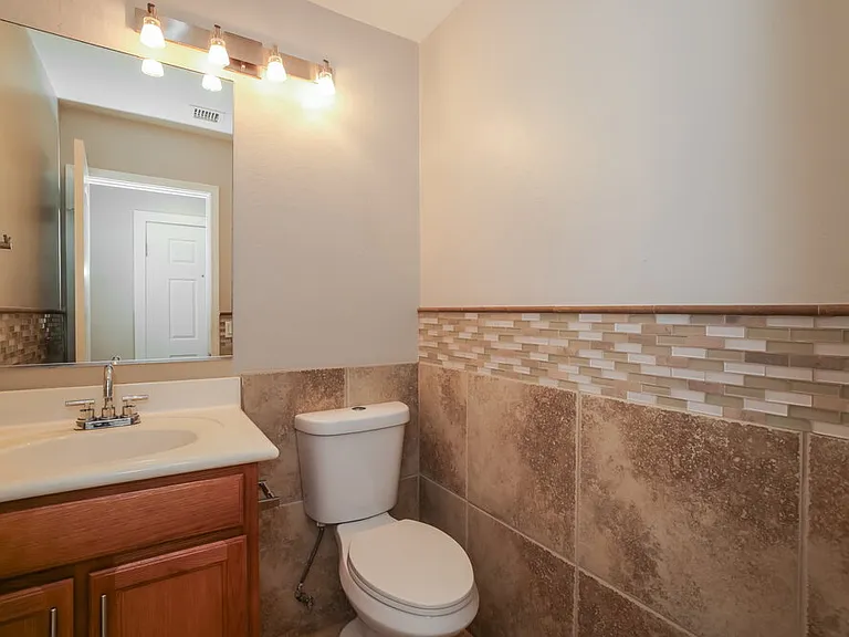 1146 E Hampton Ln — Photo 15