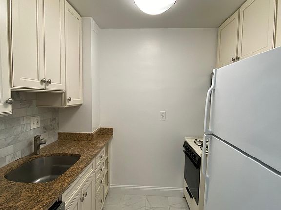 4th image of 1545 18th St NW Unit 701
