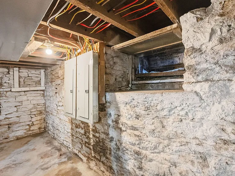 511 W Schirmer St — Photo 12