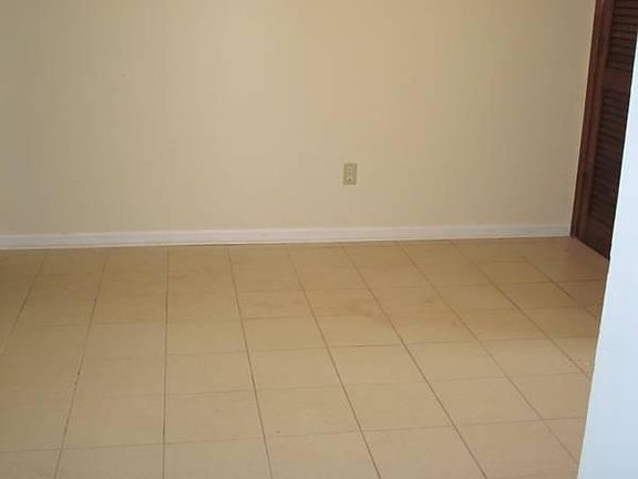 5th image of 382 Charter Ct