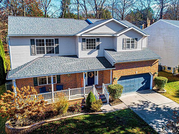 2nd image of 7 E Brook Hill Ct