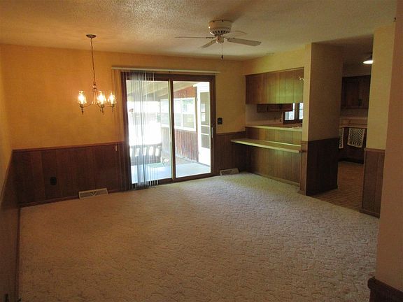 3rd image of 3417 Summer Ln