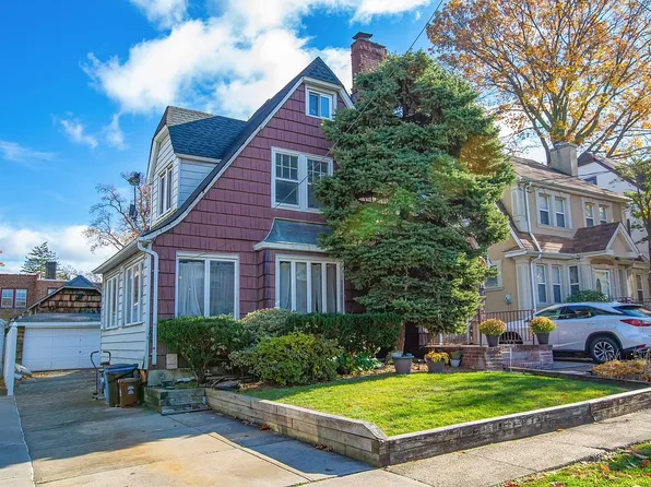 2915 162nd St, Flushing, NY 11358