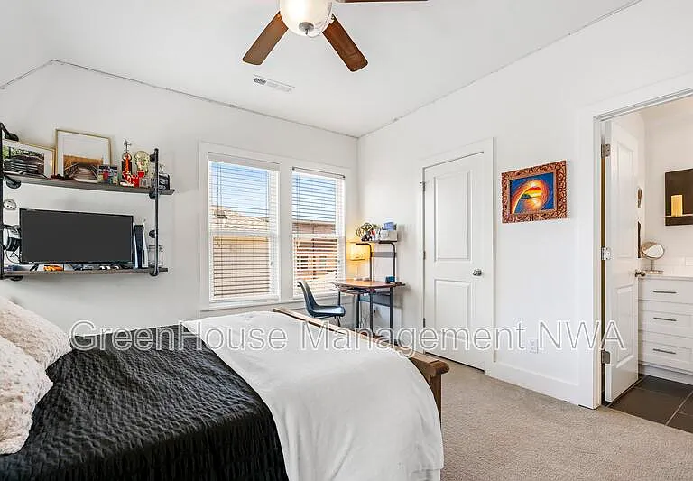 636 SW B St — Photo 24