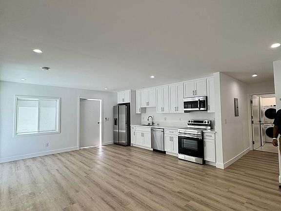 3rd image of 11810 Mayfield Ave #Studiox1-2195