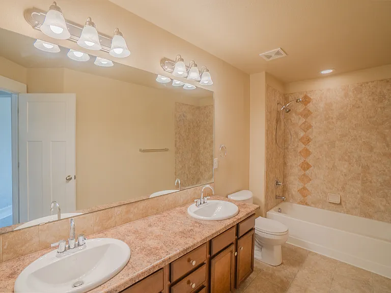 Full bathroom 2