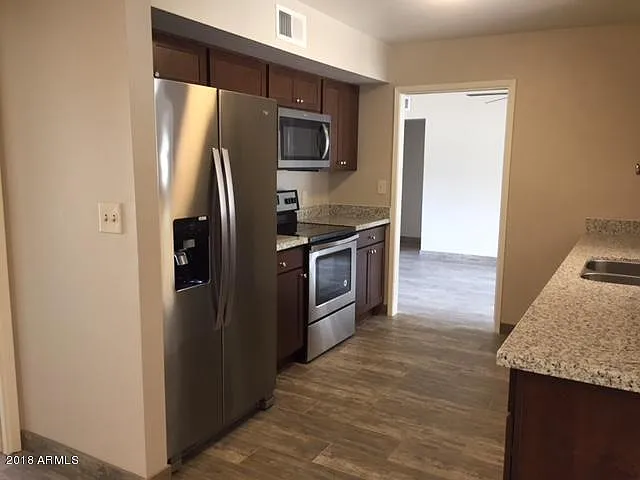 5 bed, 2.0 bath, 2267 sqft, $3,400 — Photo 2
