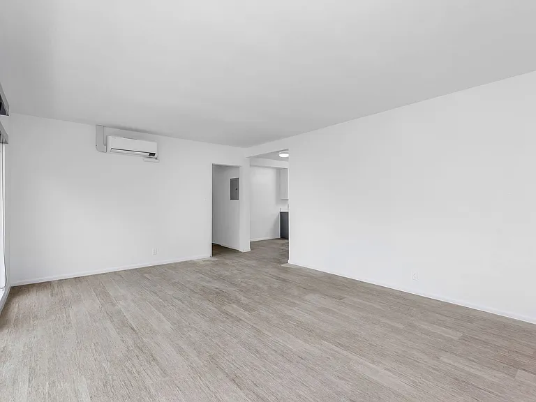 2032 N Beachwood Dr — Photo 9
