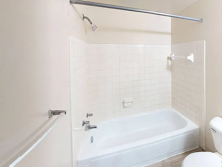 Glen Oaks Apartments — Photo 13