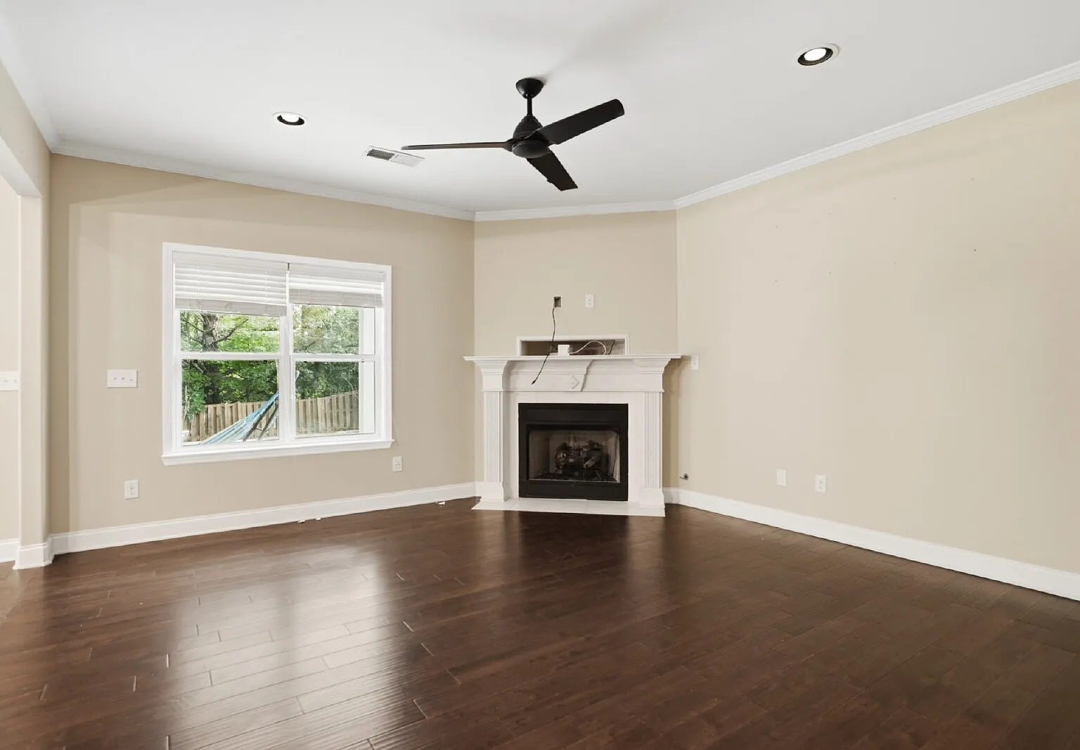 3 bed, 3.0 bath, 1926 sqft, $2,195 — Photo 4