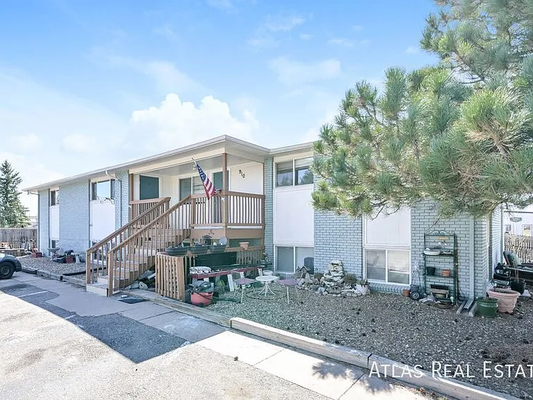 910 Bishop Ct #B — Photo 15