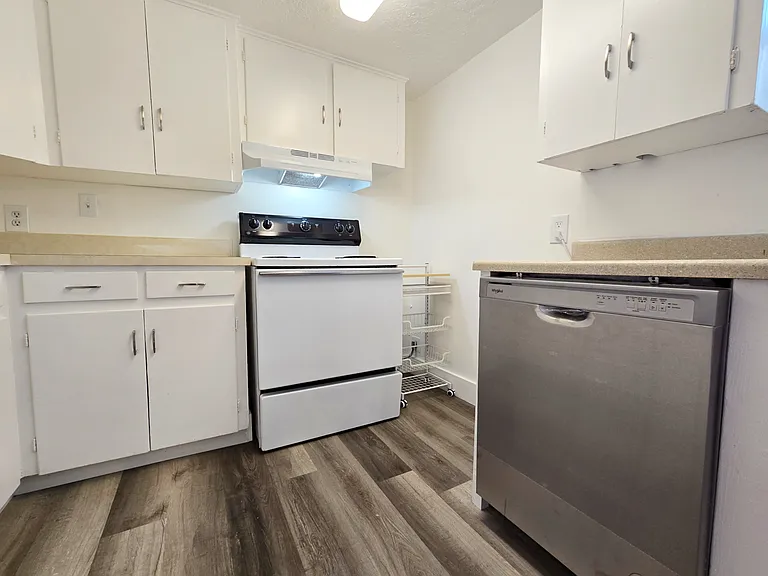 347 1/2 E Center St — Photo 9