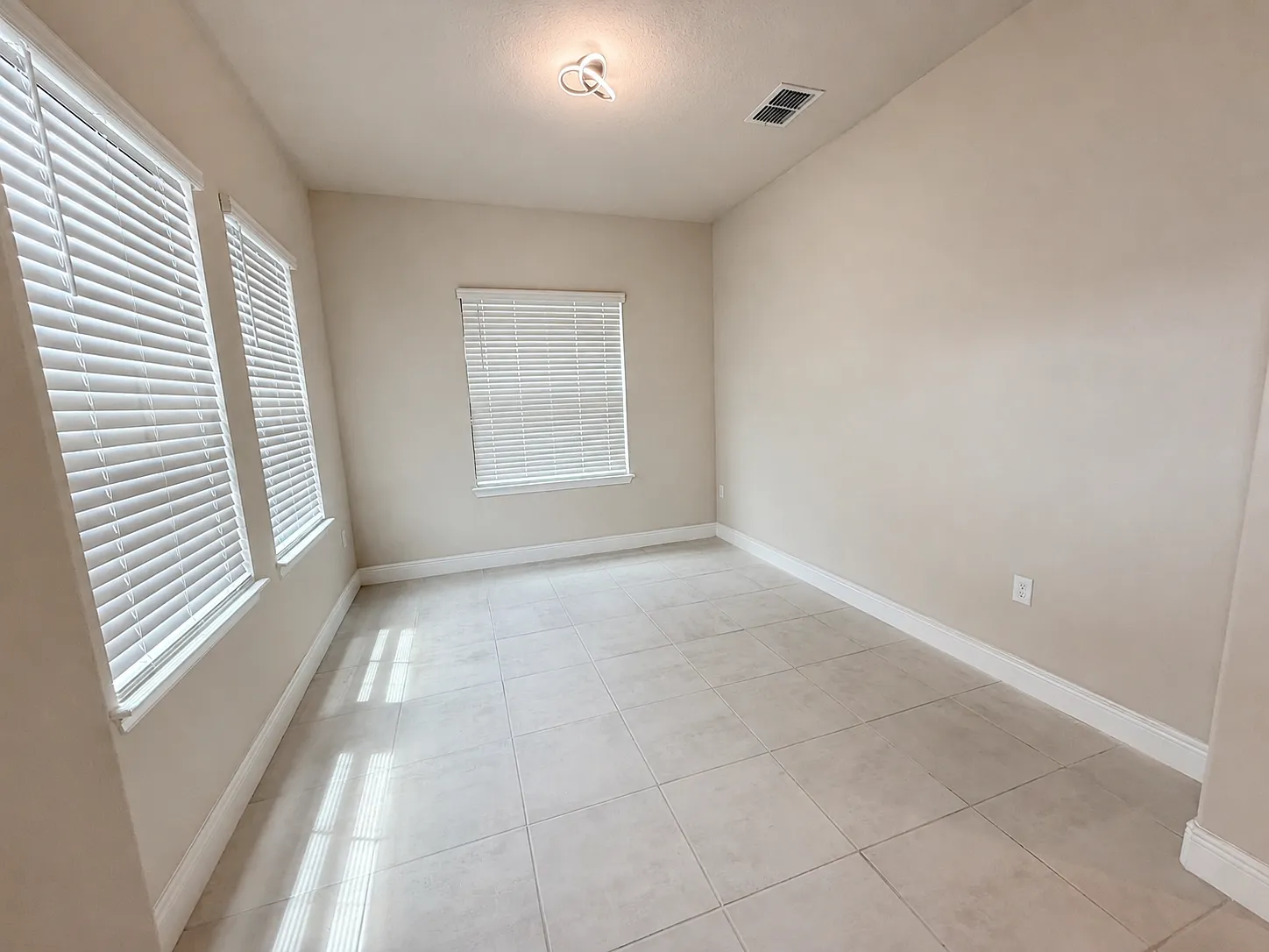 5 bed, 4.5 bath, 2708 sqft, $2,995 — Photo 3