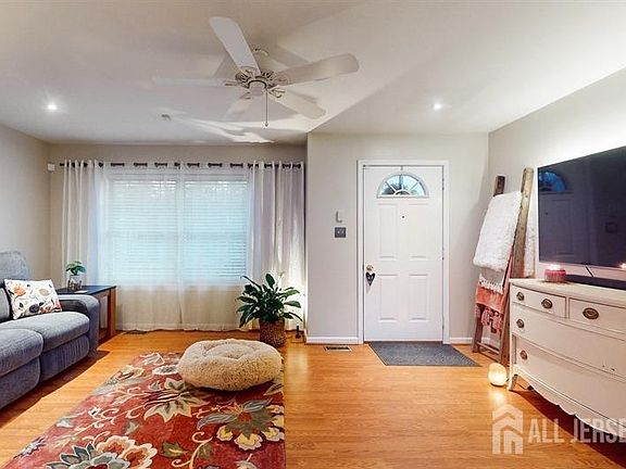 5th image of 1045 Hanover Blvd