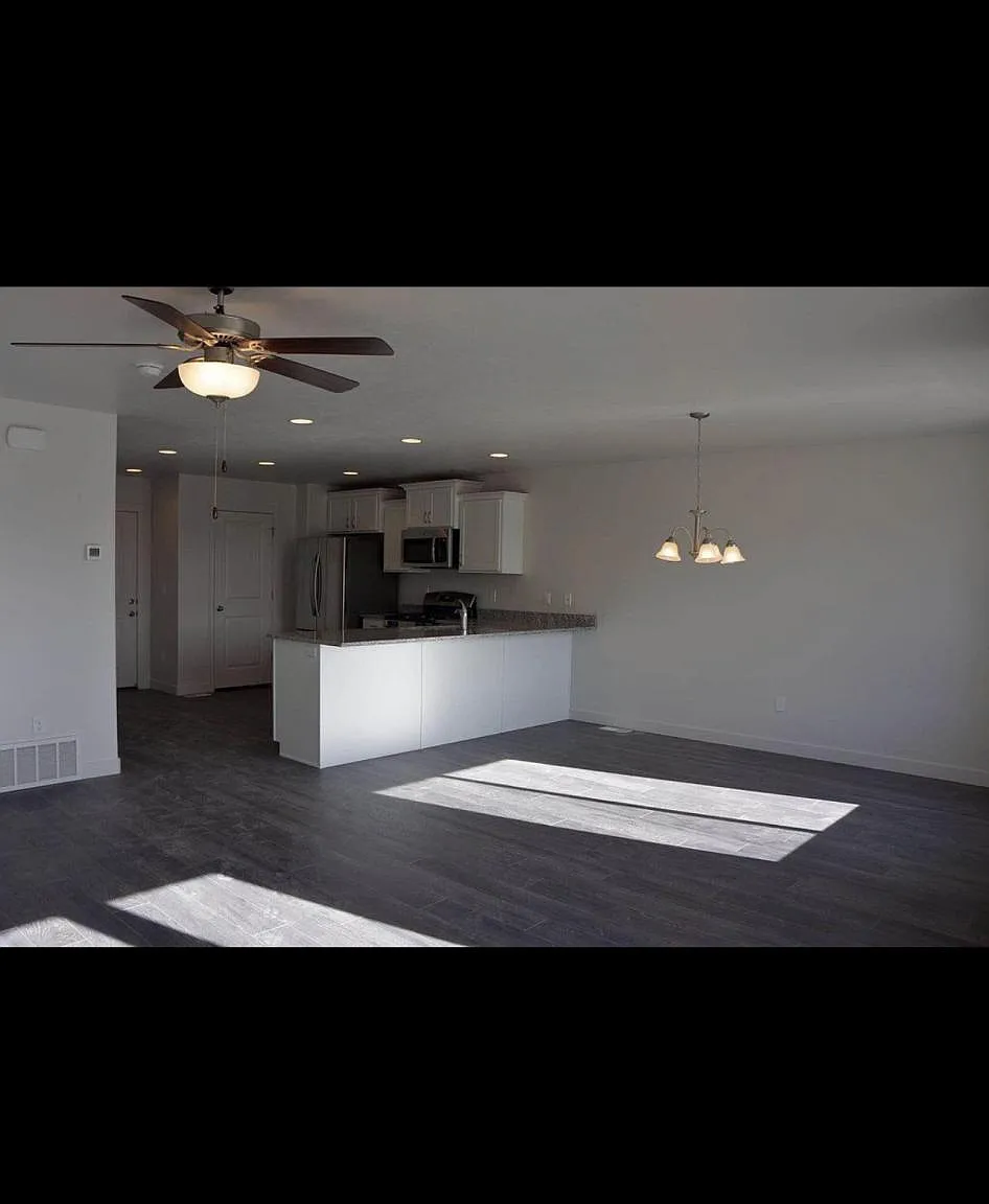3 bed, 3.5 bath, 2624 sqft, $2,400 — Photo 3