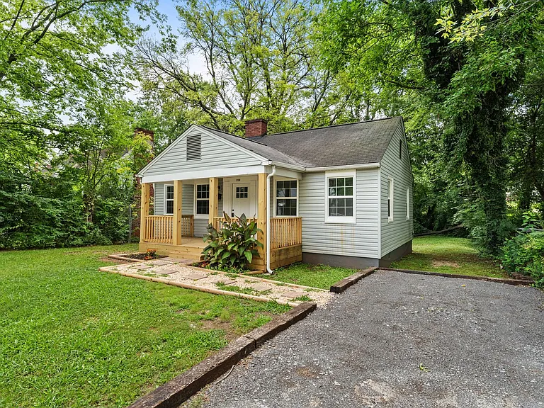 2124 Woodbine Ave — Photo 2