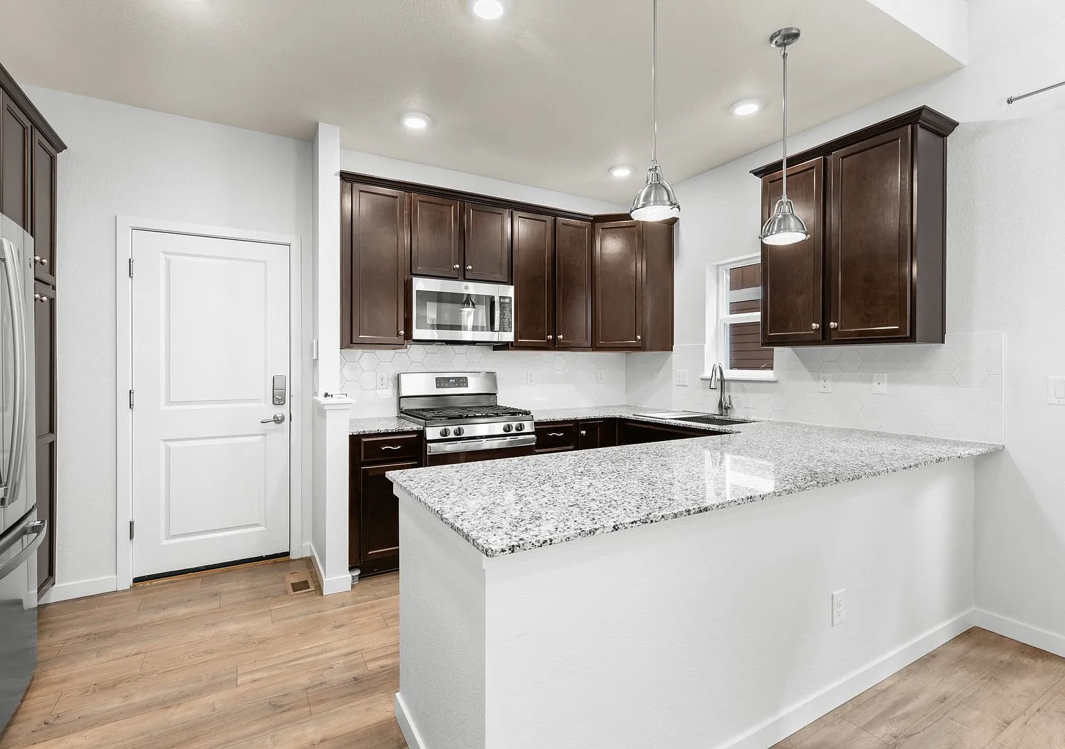 Light-Filled 4-Bd/4.5-Bath Townhome in Desirable Englewood! Available NOW! — Photo 4