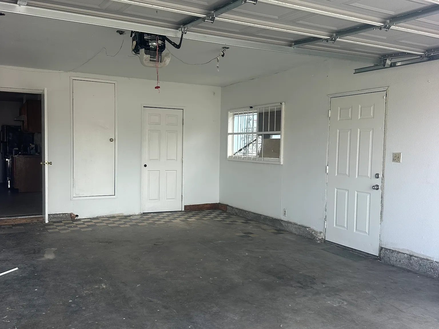 3 bed, 950 sqft, $2,050 — Photo 2