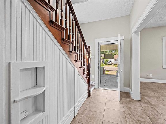 4th image of 523 Walnut St