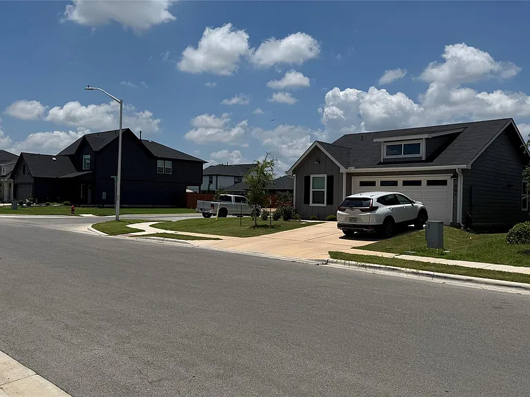 408 Frogmore Loop — Photo 2