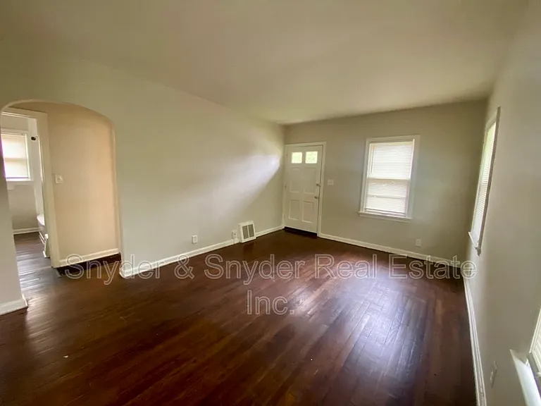 1011 Cordova Ave — Photo 3