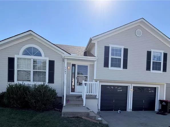 1307 Willow Dr, Greenwood, MO 64034