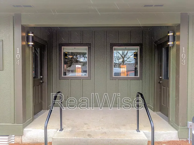 8300 SE Flavel St #103 — Photo 2