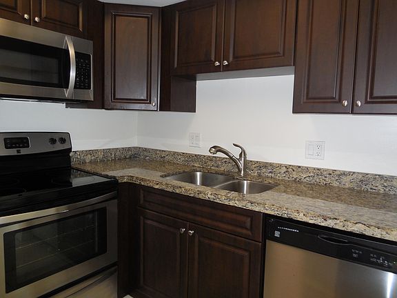 3rd image of 4698 Oak Terrace Dr