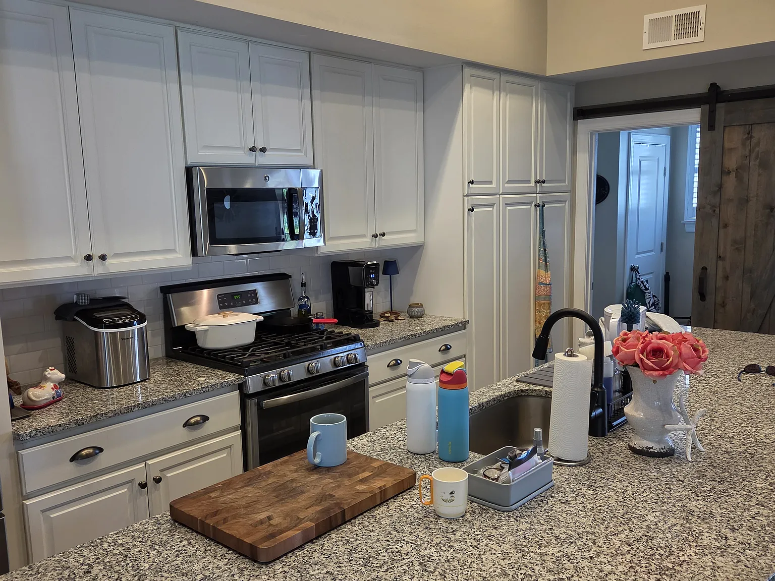 3 bed, 2195 sqft, $2,850 — Photo 3