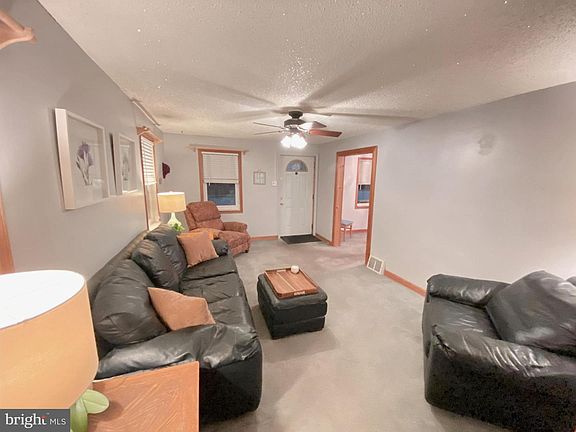 5th image of 880 Quaint St