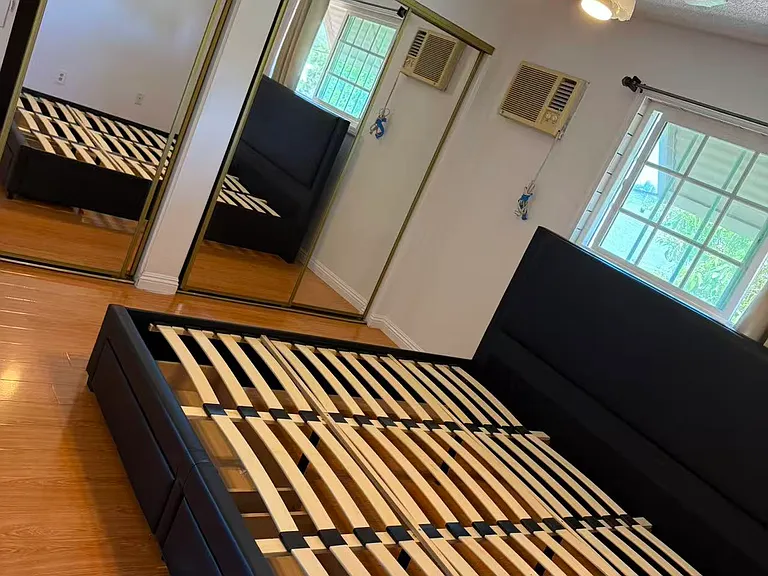 master with Eastern King bed