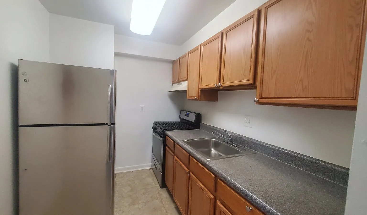 2 bed, 1.0 bath, 911 sqft, $1,472 — Photo 1