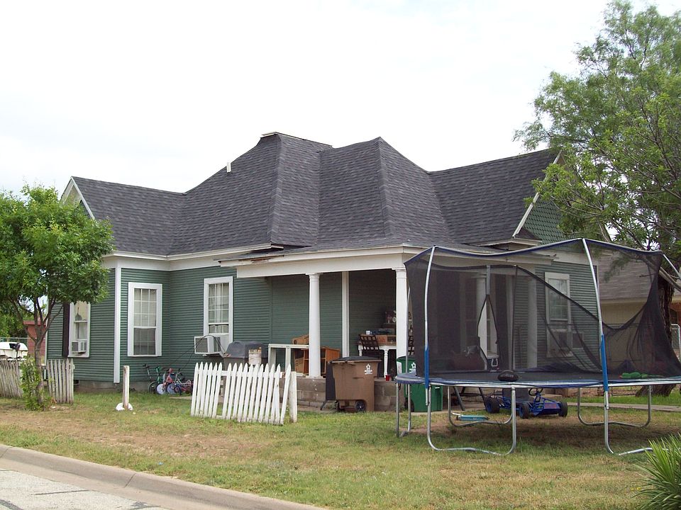 2nd image of 2832 Waco St