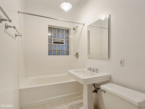 5th image of 824 W Wrightwood Ave #G