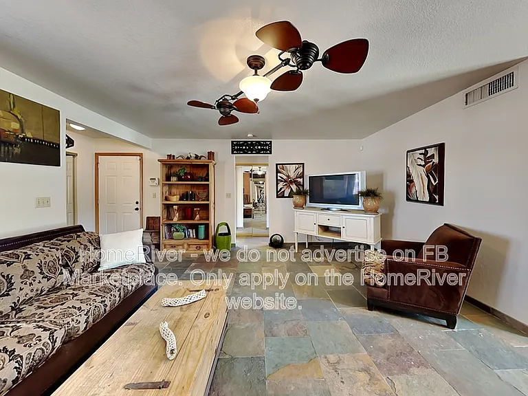 2470 Huntington Dr — Photo 3