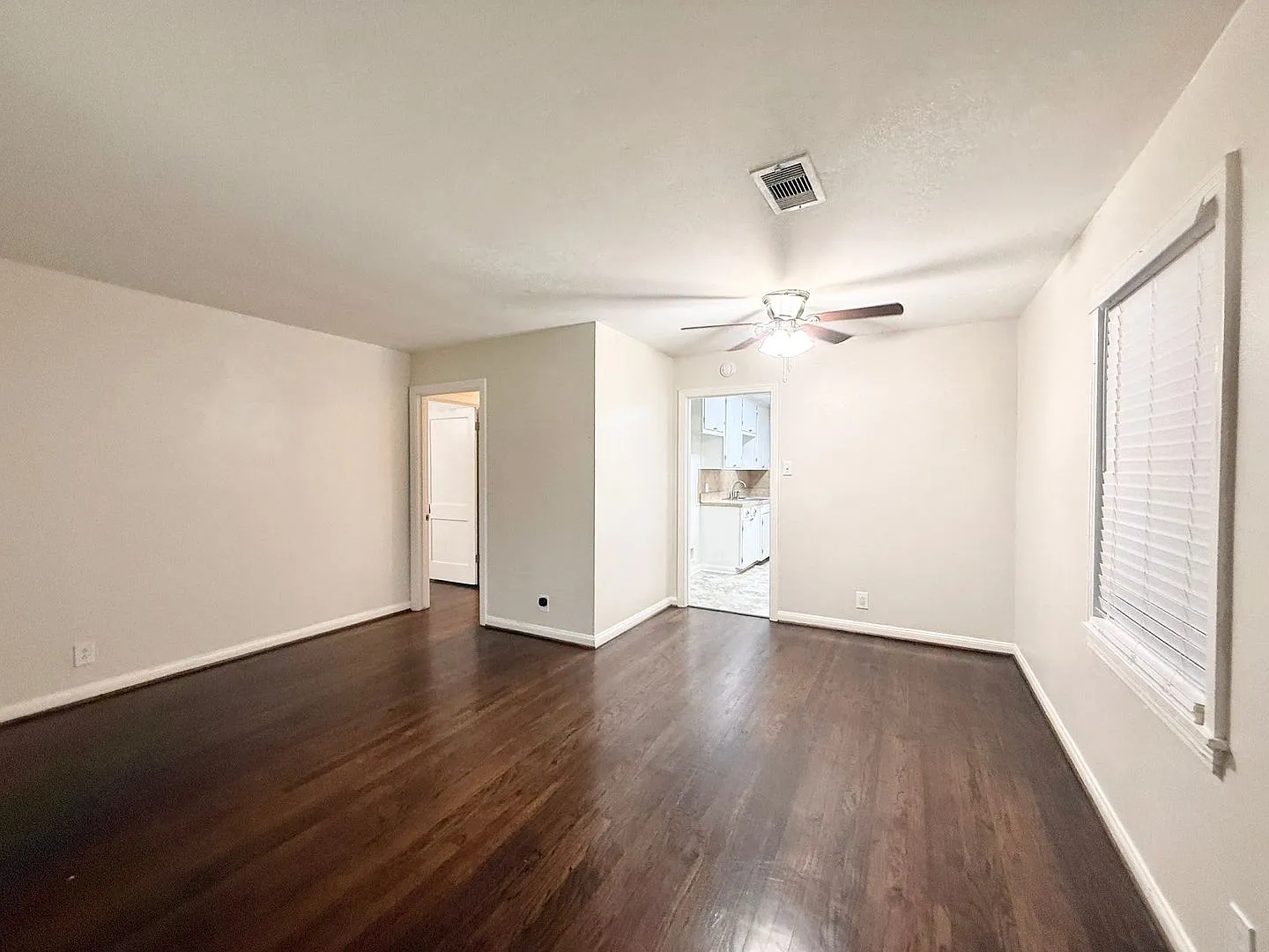 Beautiful 2/1/1 w/ study in Angleton!! Very Cute Home ! — Photo 4