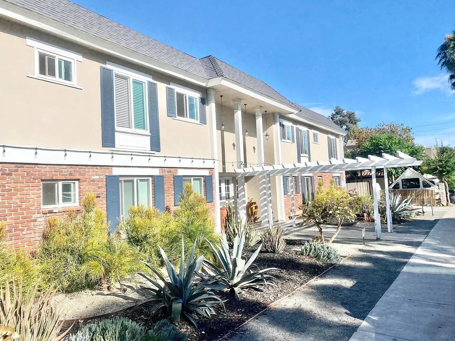 Pico Colony — Photo 1