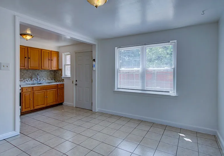730 E Madison St — Photo 7
