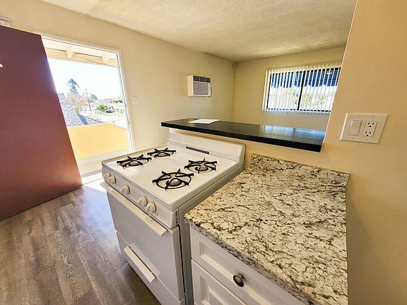 2nd image of 880 N 4th Ave