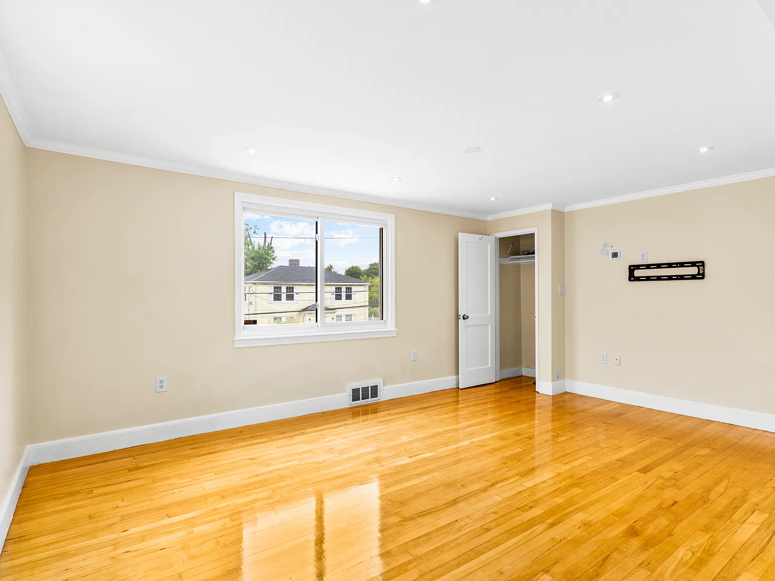 3 bed, 880 sqft, $3,400 — Photo 3