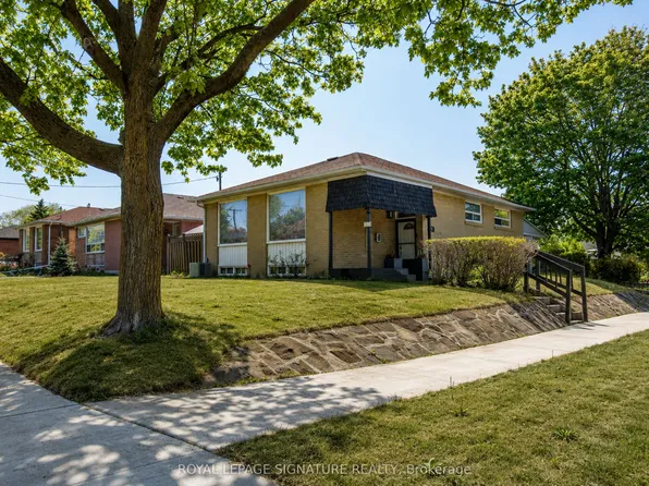 135 Rangoon Rd, Toronto, ON M9C 4P4