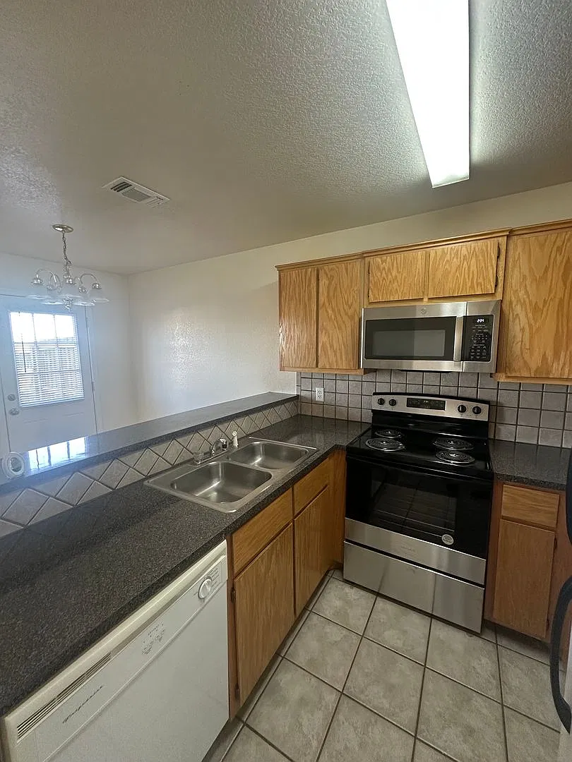 3807 Edgefield — Photo 3