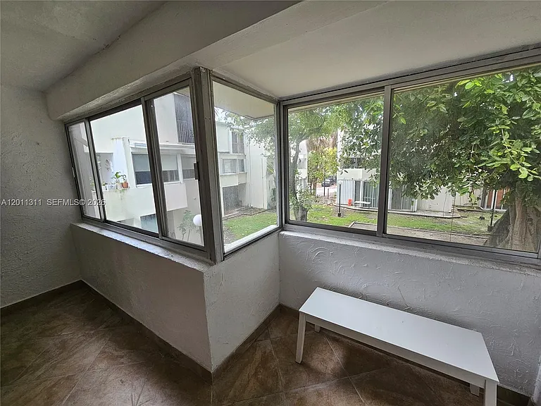 1912 SW 17th Ave #11 — Photo 5