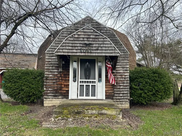 10111 Creek Rd, Pavilion, NY 14525