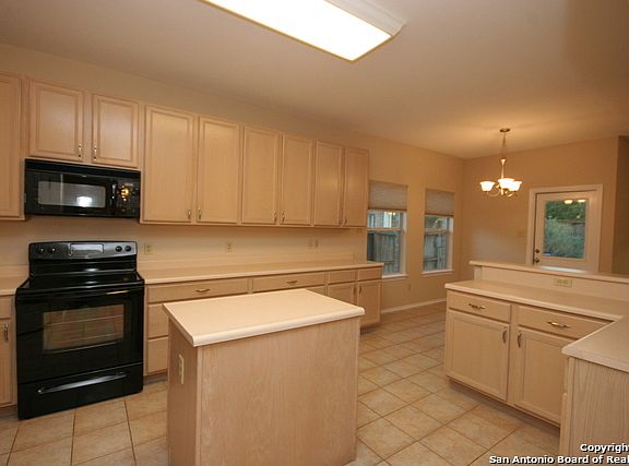 4th image of 14015 Oakhill Way