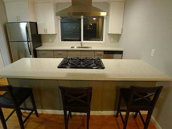 Quartz Kitchen Island with Gas Stove and Seating