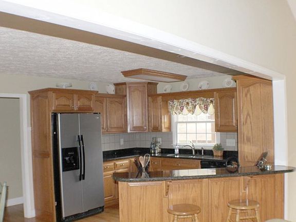 3rd image of 127 Sturbridge Ln