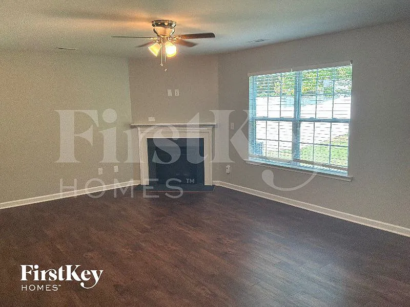 4 bed, 2.5 bath, 3100 sqft, $2,660 — Photo 3