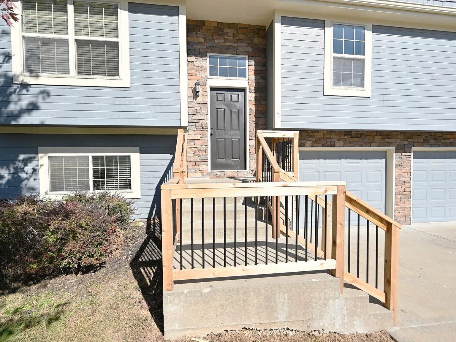 Great 3-bedroom, 3 bath House with 2 car garage! — Photo 3