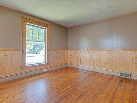 2nd image of 404 Gilbert St